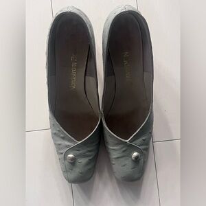 Vintage 1960s Gray Ostrich Low Heel Pumps with Button Detail size 7 narrow